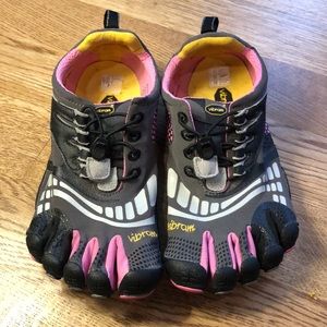 Vibram Toe shoes size: 39 (8.5) 🌈